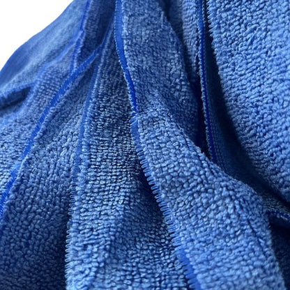 Close-up van blauwe microvezel stof van de Spaanse mop met zichtbare stiksels